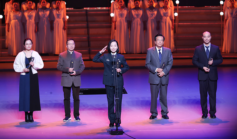 蔡東、鐘求是、董夏青青、張者、劉建東（宗永平代領）（從左到右）領取短篇小說獎