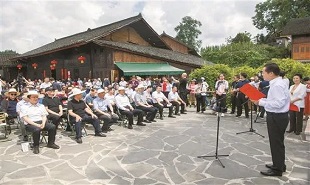 中國(guó)作家“深入生活 扎根人民”新時(shí)代文學(xué)實(shí)踐點(diǎn)授牌儀式在花垣縣雙龍鎮(zhèn)十八洞村精準(zhǔn)坪廣場(chǎng)舉行。