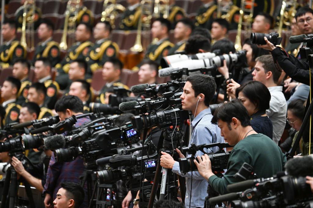 3月5日，第十四屆全國(guó)人民代表大會(huì)第二次會(huì)議在北京人民大會(huì)堂開幕。這是記者在會(huì)場(chǎng)拍攝。新華社記者 牟寧 攝