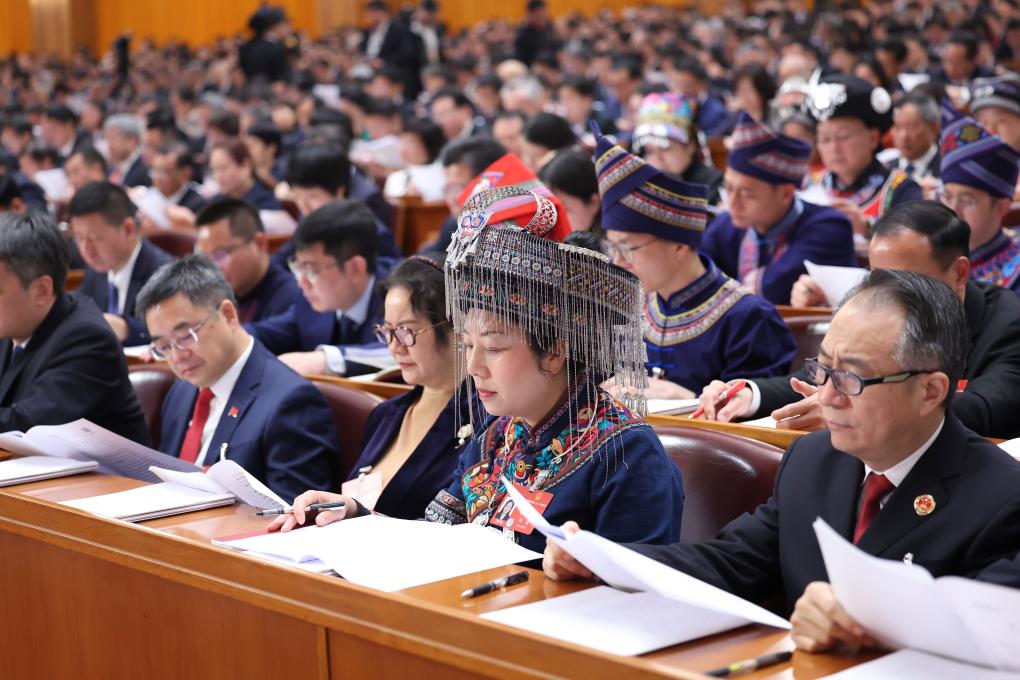 3月5日，第十四屆全國(guó)人民代表大會(huì)第二次會(huì)議在北京人民大會(huì)堂開幕。這是代表們?cè)谡J(rèn)真聽會(huì)。新華社記者 劉衛(wèi)兵 攝